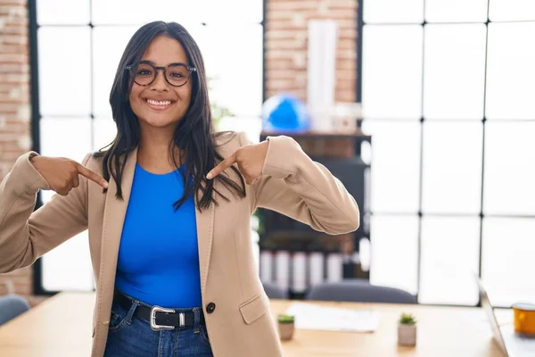 Ofiste Çalışan Esmer Kadın Gözlüklü Kendine Güvenen Gülümseyen Kendini Gururlu — Stok fotoğraf