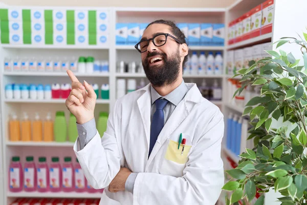 Латиноамериканец Бородой Работающий Аптеке Улыбается Показывая Рукой Пальцем Сторону — стоковое фото