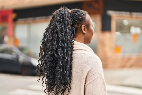 African American Woman Standing Back View Street — Stock Photo, Image