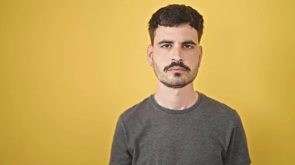 Νεαρός Ισπανόφωνος Στέκεται Χαλαρή Έκφραση Πάνω Από Απομονωμένο Κίτρινο Φόντο — Φωτογραφία Αρχείου