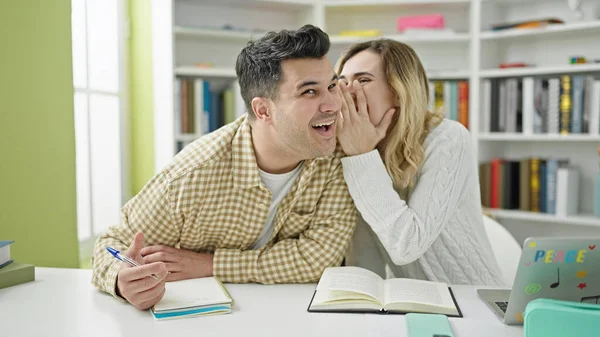 Estudantes Homem Mulher Contando Segredo Estudando Universidade Biblioteca — Fotografia de Stock