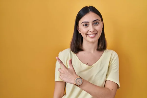 Spaanse Meisje Draagt Casual Shirt Gele Achtergrond Vrolijk Met Een — Stockfoto