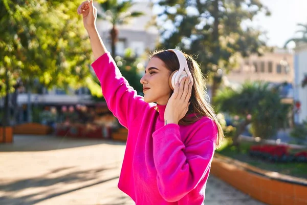 Jonge Vrouw Lacht Vol Vertrouwen Naar Muziek Luisteren Dansen Het — Stockfoto