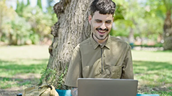 Jonge Spaanse Man Met Behulp Van Laptop Zitten Vloer Glimlachen — Stockfoto