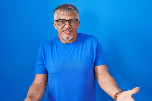 Homem Hispânico Com Cabelos Grisalhos Sobre Fundo Azul Sorrindo Alegre — Fotografia de Stock