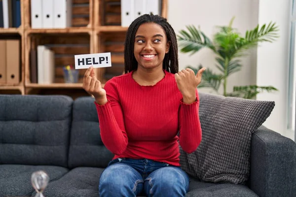 Joven Afroamericano Con Trenzas Haciendo Terapia Sosteniendo Pancarta Ayuda Apuntando —  Fotos de Stock