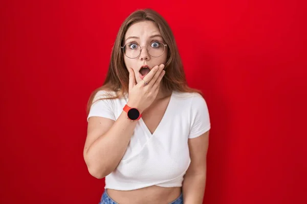 Mladá Běloška Stojící Nad Červeným Pozadím Fascinovaná Nevírou Překvapením Užaslým — Stock fotografie
