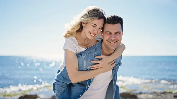 Hombre Mujer Pareja Sonriendo Confiado Pie Espalda Playa —  Fotos de Stock