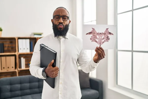 Afroamerikansk Man Som Arbetar Med Rorschach Test Psykologkliniken Tittar Kameran — Stockfoto