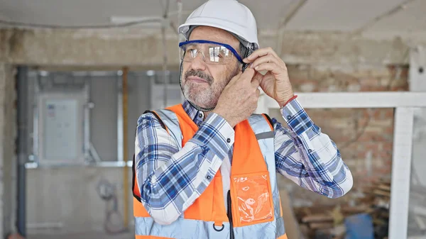 Constructor Hombre Mediana Edad Sonriendo Confiado Usando Hardhat Sitio Construcción — Foto de Stock