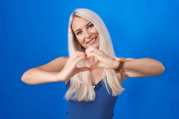 Femme Caucasienne Debout Sur Fond Bleu Souriant Dans Amour Faisant — Photo