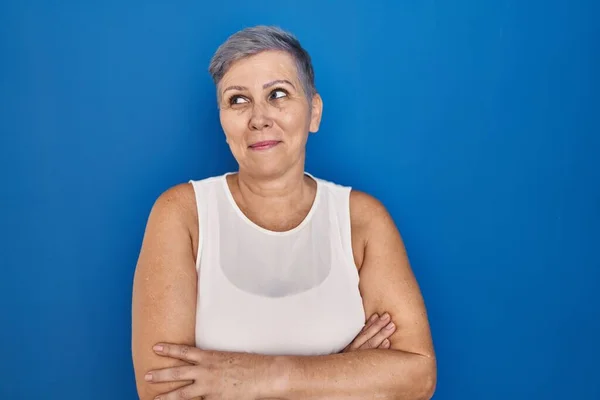 Middle Age Caucasian Woman Standing Blue Background Smiling Looking Side — Stock Photo, Image