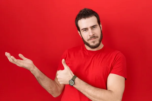 Νεαρός Ισπανός Που Φοράει Κόκκινο Μπλουζάκι Που Δείχνει Παλάμη Και — Φωτογραφία Αρχείου