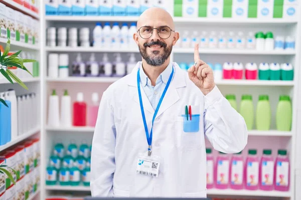 Hombre Hispano Con Tatuajes Trabajando Farmacia Sonriendo Con Una Idea — Foto de Stock