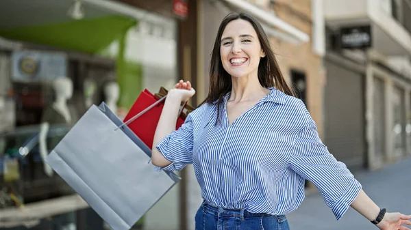 Joven Hermosa Mujer Hispana Sonriendo Yendo Compras Sosteniendo Bolsas Calle — Foto de Stock
