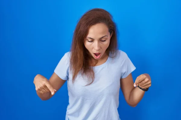 Brunette Woman Standing Blue Background Pointing Fingers Showing Advertisement Surprised — Stock Photo, Image