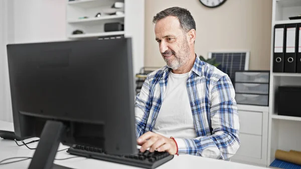 Hombre Mediana Edad Trabajador Negocios Utilizando Computadora Trabajo Oficina —  Fotos de Stock