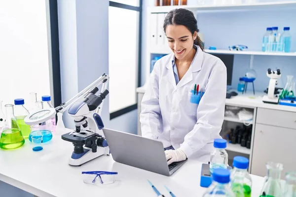 Ung Latinamerikansk Kvinna Bär Vetenskapsman Uniform Med Laptop Laboratoriet — Stockfoto