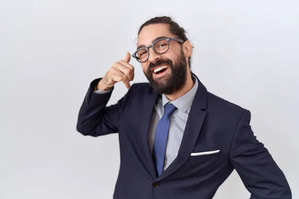 Homem Hispânico Com Barba Vestindo Terno Gravata Sorrindo Fazendo Gesto — Fotografia de Stock