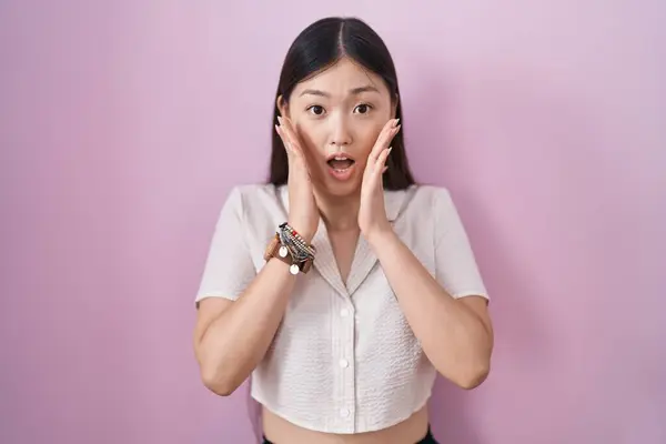 Chinese Young Woman Standing Pink Background Afraid Shocked Surprise Amazed — 스톡 사진
