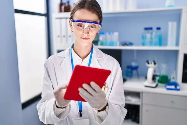 Young Caucasian Woman Scientist Using Touchpad Laboratory — Stockfoto