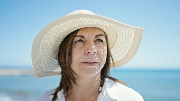 Middle Age Hispanic Woman Tourist Smiling Wearing Summer Hat Beach — Stock Photo, Image
