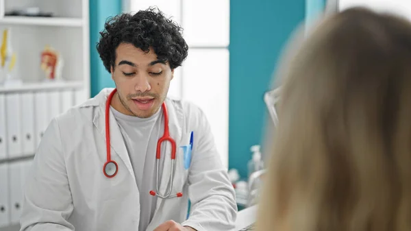 Hastanın Genç Latin Adam Doktoru Klinikte Tıbbi Danışmanlık Yapıyor — Stok fotoğraf