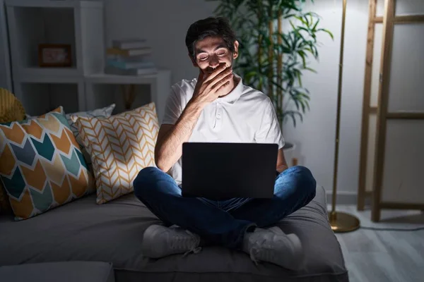 Jovem Hispânico Usando Laptop Casa Noite Rindo Riso Envergonhado Cobrindo — Fotografia de Stock