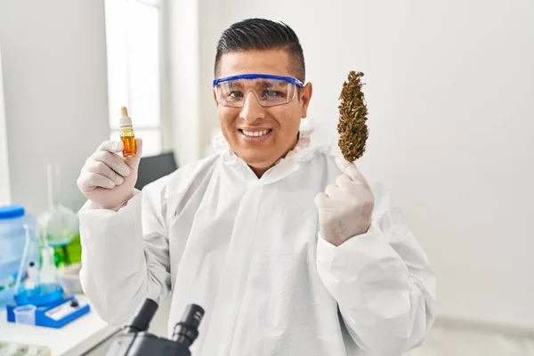 Jovem Cientista Latino Segurando Erva Líquido Cannabis Laboratório — Fotografia de Stock