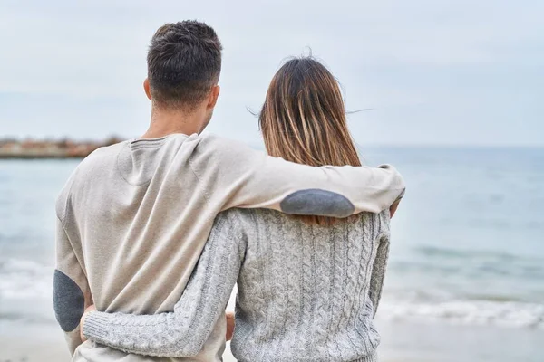 Man Woman Couple Hugging Each Other Back View Seaside — Stockfoto