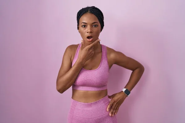 Donna Afroamericana Con Trecce Che Indossano Abbigliamento Sportivo Sfondo Rosa — Foto Stock