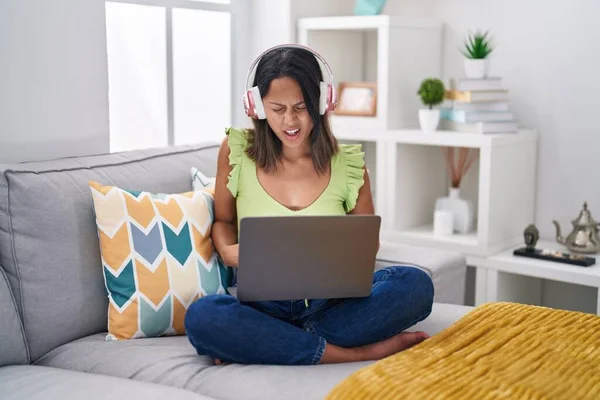 Mujer Joven Hispana Usando Computadora Portátil Casa Con Mano Estómago — Foto de Stock