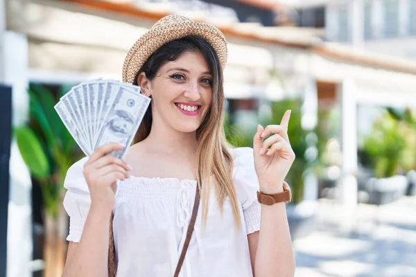 Joven Morena Sosteniendo Billetes Dólares Sonriendo Feliz Señalando Con Mano — Foto de Stock