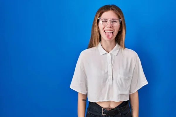 Beautiful Woman Standing Blue Background Sticking Tongue Out Happy Funny — Stock Photo, Image