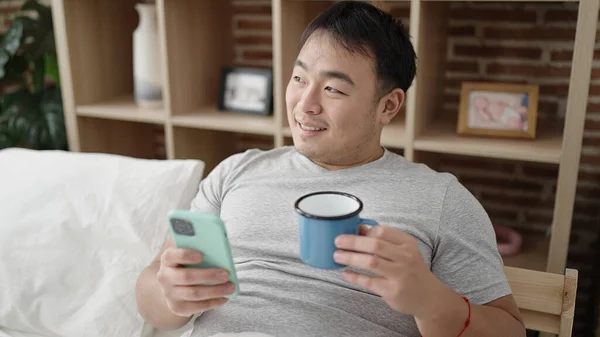 Jeune Homme Chinois Utilisant Smartphone Boire Café Dans Chambre — Photo