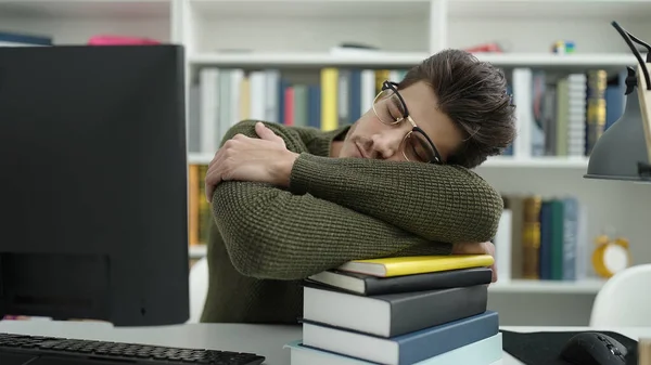 Jovem Estudante Hispânico Dormindo Com Cabeça Livros Universidade Biblioteca — Fotografia de Stock