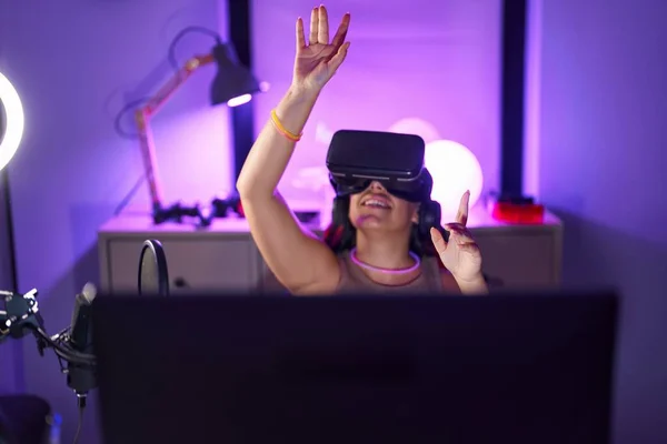 年轻美丽的惊慌失措的女人在游戏室用虚拟现实眼镜玩电子游戏 — 图库照片