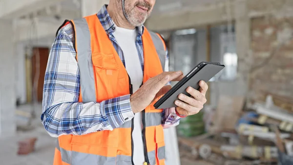 Construtor Homem Meia Idade Usando Touchpad Local Construção — Fotografia de Stock
