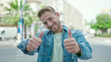 Beyaz adam gülümsüyor. Kendine güveni tam. Başparmağıyla sokakları imzalıyor.