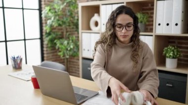 Genç ve güzel İspanyol iş kadını ofiste video görüşmesi yapıyor.