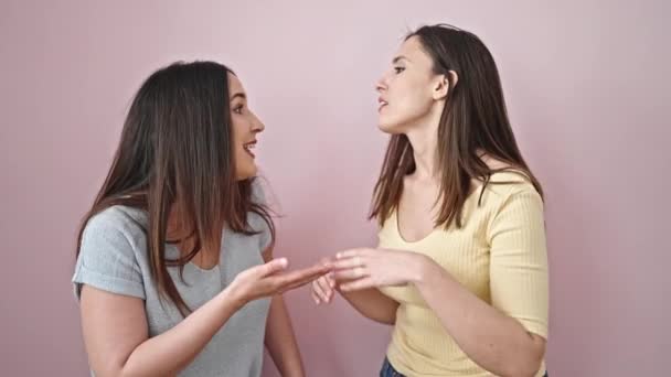 Zwei Frauen Streiten Über Isolierten Rosa Hintergrund — Stockvideo