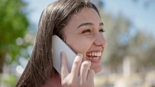 Ung Vacker Latinamerikansk Kvinna Ler Säker Talar Smartphone Gatan — Stockvideo