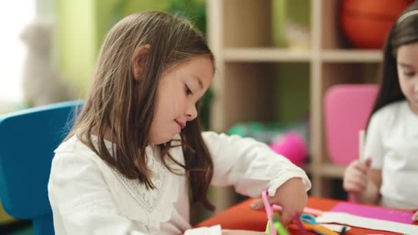 Entzückende Studentinnen Schneiden Papierzeichnung Auf Papier Kindergarten — Stockvideo