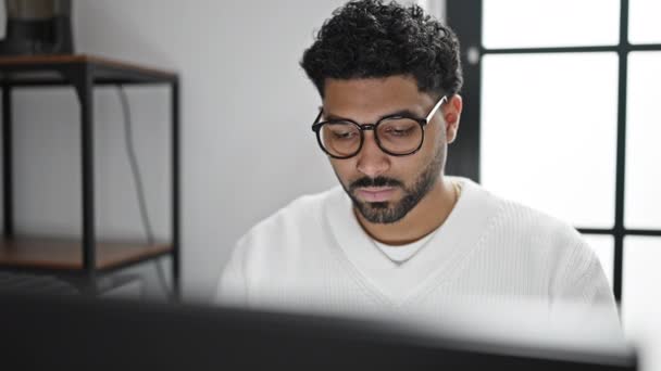 Afrikalı Amerikalı Adamı Ofiste Bilgisayar Kullanmaktan Yoruldu — Stok video