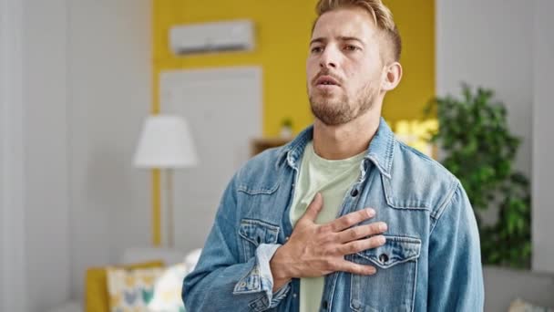 Jeune Homme Caucasien Debout Avec Main Sur Cœur Écoutant Hymne — Video