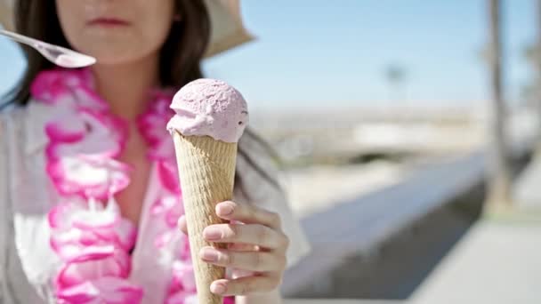 年轻的中国女游客笑着自信地在海滨吃着冰淇淋 — 图库视频影像