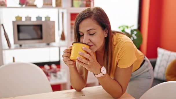 Женщина Ближнего Востока Нюхает Чашку Кофе Опираясь Стол Столовой — стоковое видео