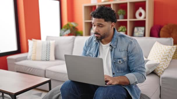 Afroamerikansk Man Använder Laptop Sittandes Soffan Hemma — Stockvideo