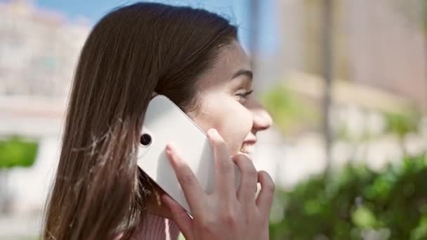 Jovem Bela Mulher Hispânica Sorrindo Confiante Falando Smartphone Parque — Vídeo de Stock