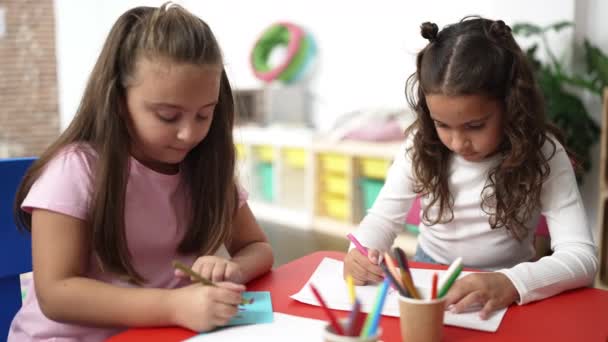 Entzückende Vorschulmädchen Sitzen Kindergarten Tisch Und Zeichnen Auf Papier — Stockvideo